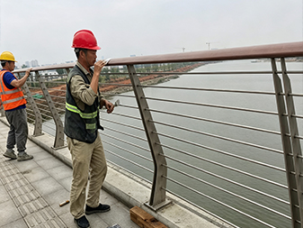 T024  Stainless steel guardrail with wood-like handrails