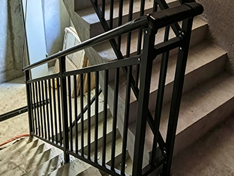 Y063 Assembly-style staircase handrail
